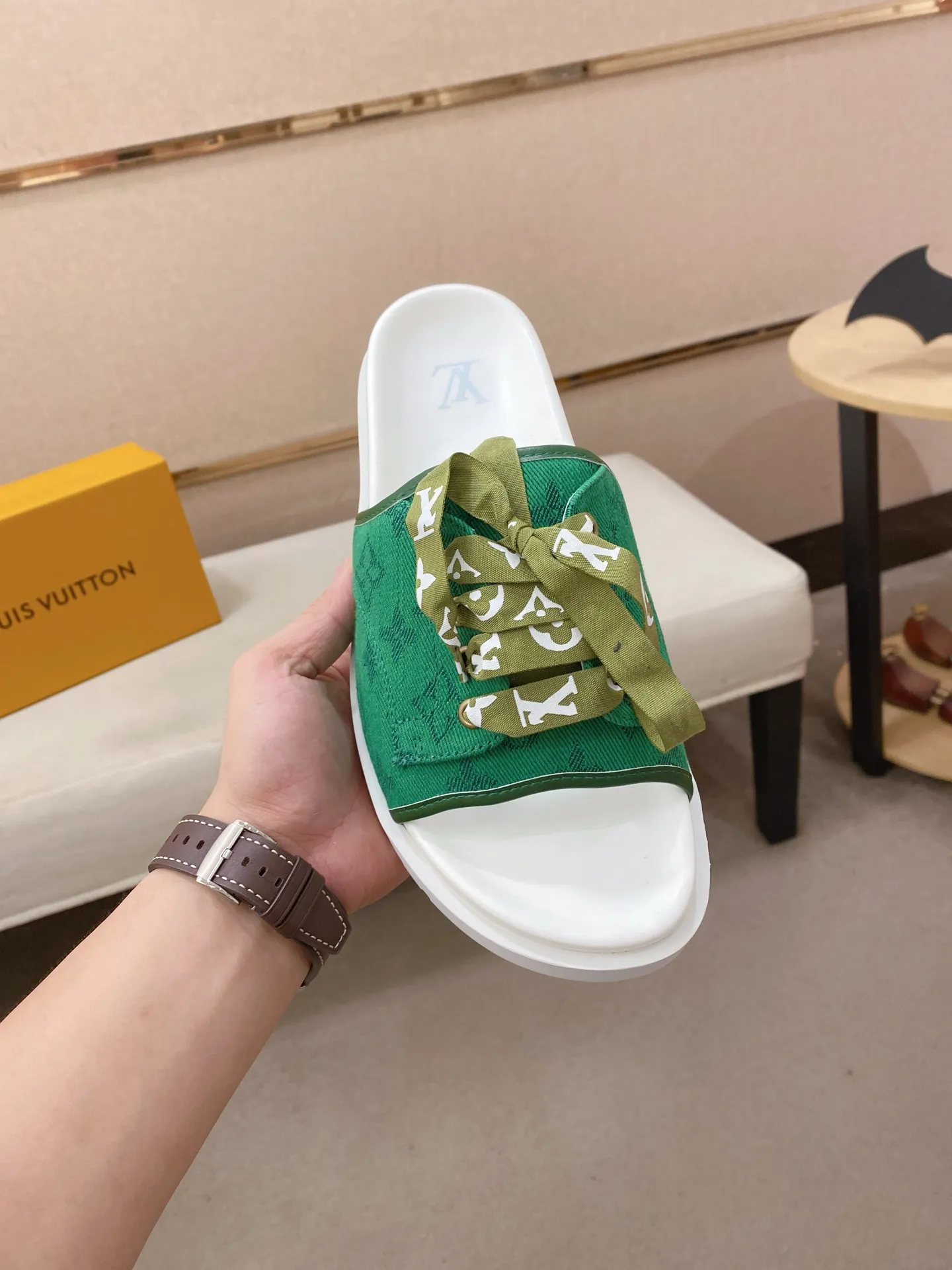 Men's shoes 💰: 340💰Made by LV🔍Top purchasing agents. Men's spring and summer slippers are available at the same counter. The uppers are imported cowhide from Italy, with logo graphics and high-quality craftsmanship. Soles: original soles specially provided by the original factory. Exclusive movable molded soles are super comfortable. Original goods follow orders. 🔍🔍High quality. You can enter and exit the counter at will. Welcome to compare. Size 38-44.